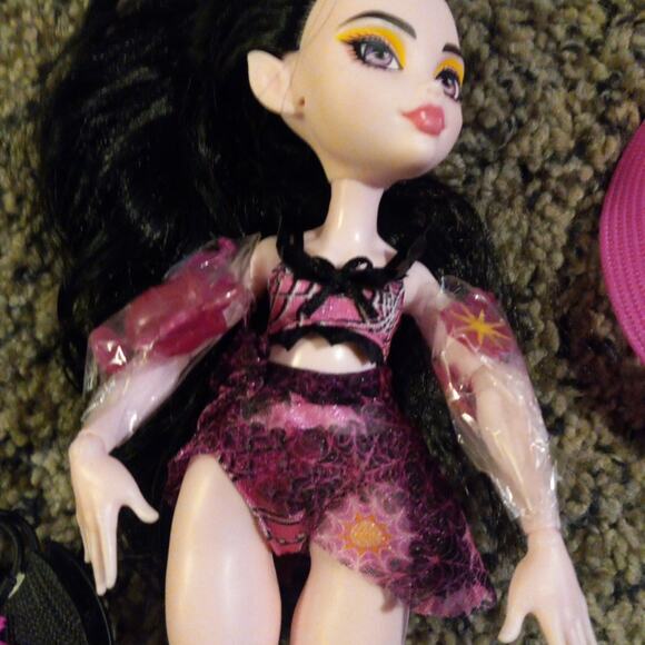 Monster High Draculaura - Picture 2 of 2